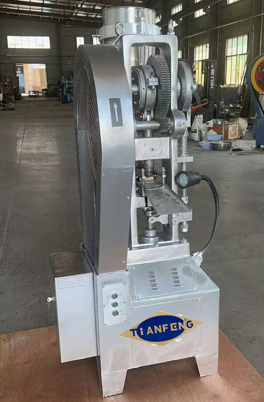 1.5KW Δύναμη κινητήρα Μεγάλο κύβος πιεστή για ταμπλέτες για 2800 PC / ώρα Ικανότητα και παραγωγή